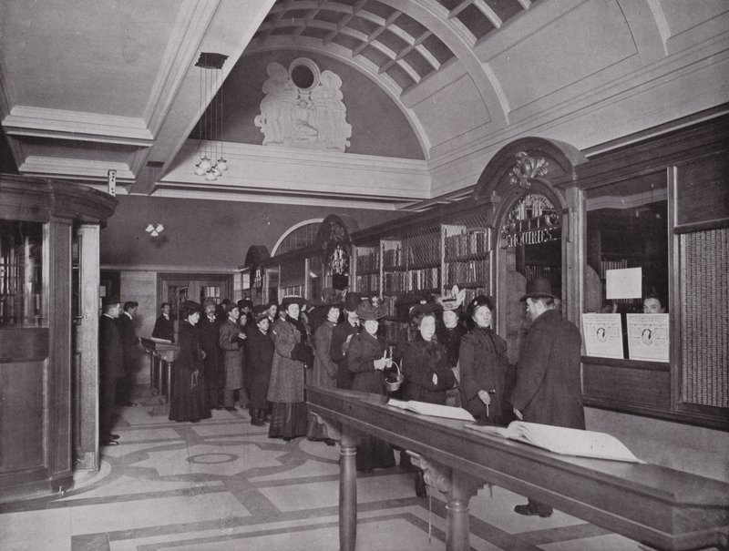 W Bibliotece Centralnej Carnegie, Hammersmith autorstwa English Photographer