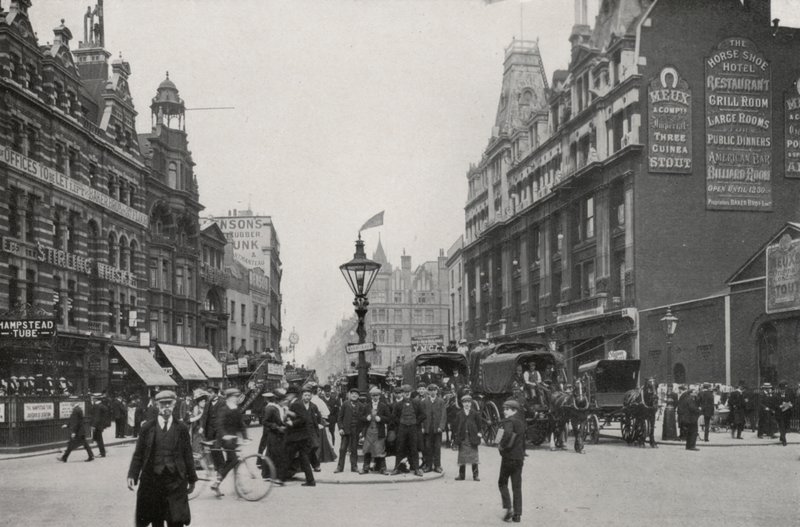 Londyn: Tottenham Court Road (zdjęcie czarno-białe) autorstwa English Photographer
