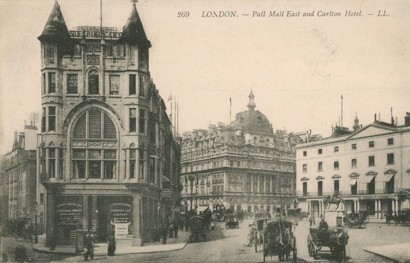 Pall Mall East i Carlton Hotel autorstwa English Photographer