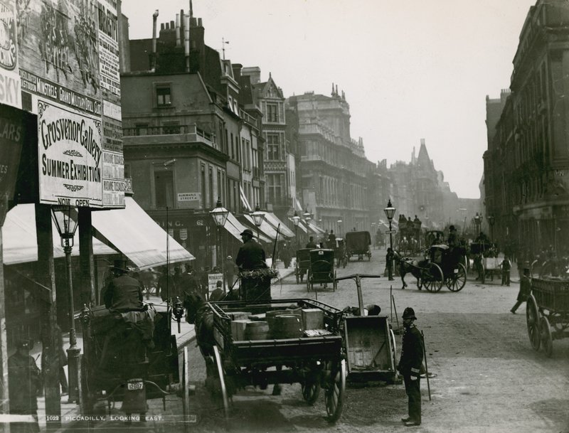 Piccadilly, Londyn, patrząc na wschód autorstwa English Photographer