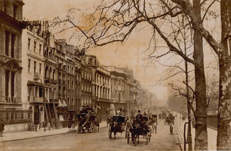 Piccadilly, Londyn, patrząc na wschód autorstwa English Photographer