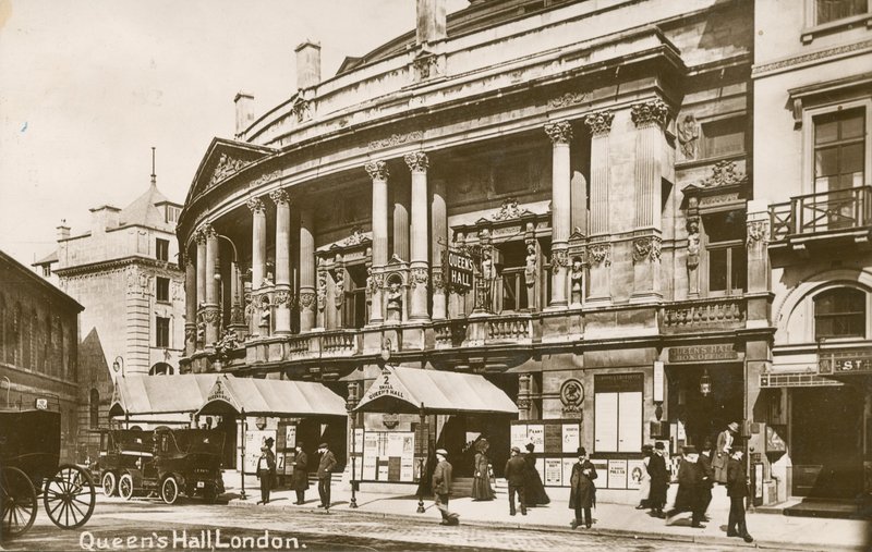 Queens Hall, Londyn autorstwa English Photographer