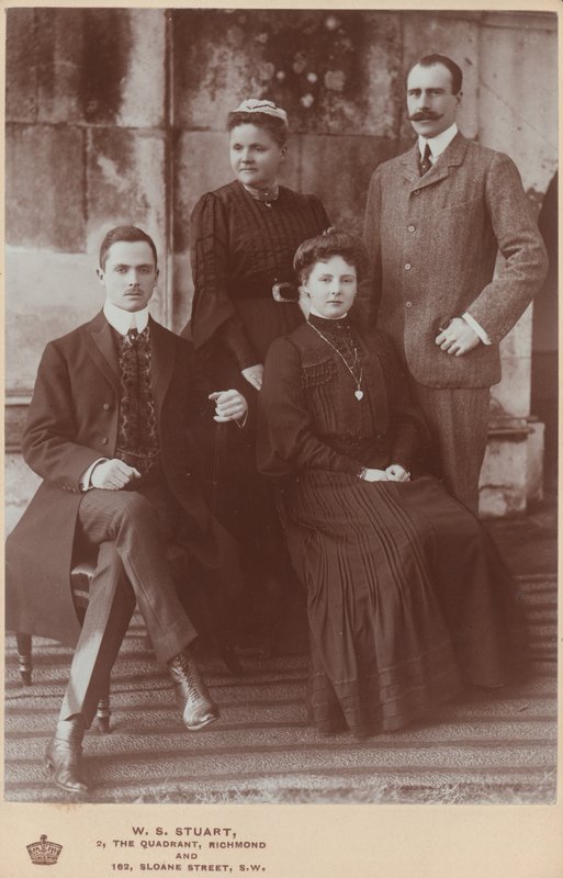 Grupa królewska z Victorią, Princess Royal autorstwa English Photographer