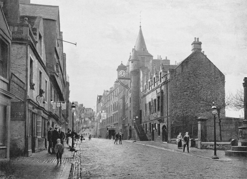 Szkocja: Canongate Tolbooth, Edynburg (zdjęcie czarno-białe) autorstwa English Photographer