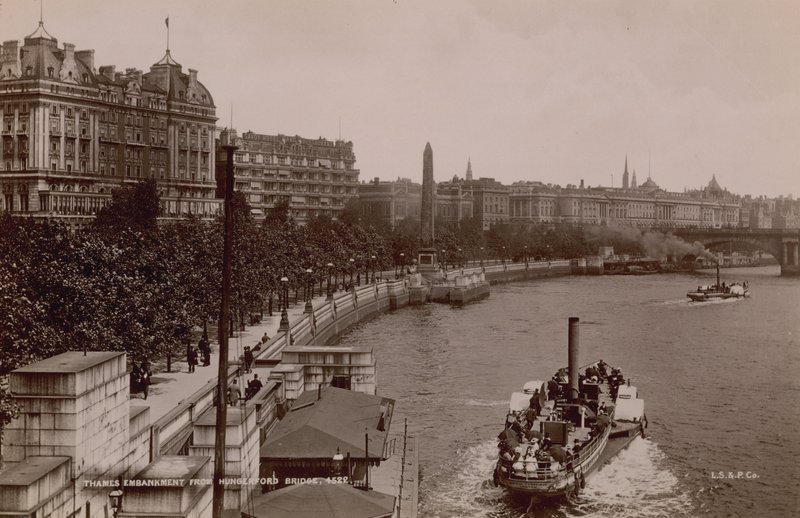 Thames Embankment z Hungerford Bridge autorstwa English Photographer