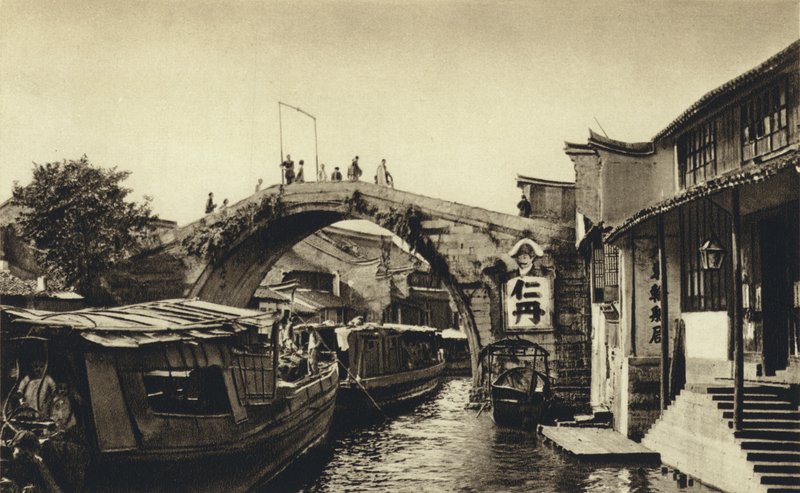 Chiny, most nad kanałem w Kiahing (zdjęcie czarno-białe) autorstwa European Photographer
