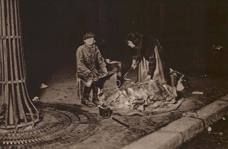 Paryż: Chiffonniers; Zbieracze szmat (zdjęcie czarno-białe) autorstwa European Photographer