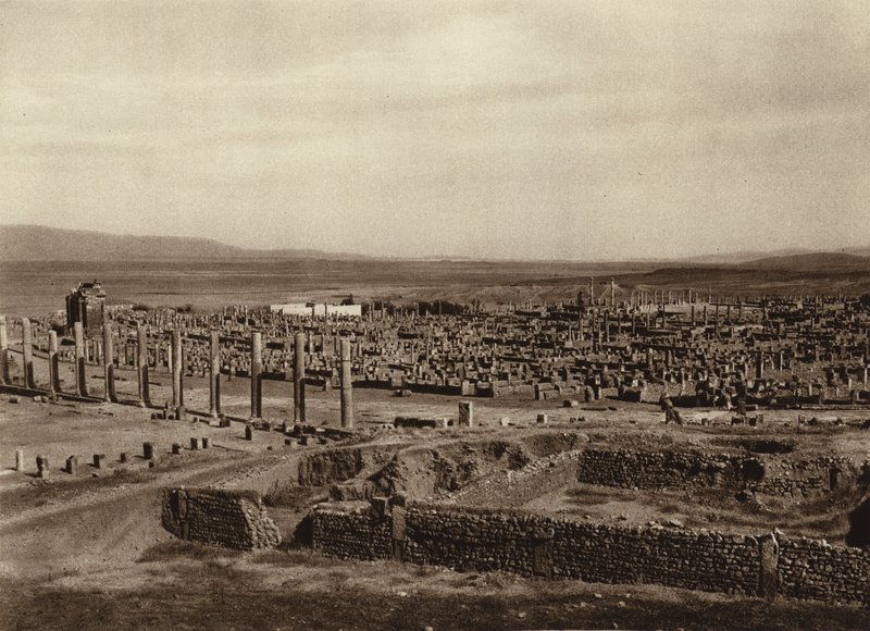 Timgad, widok ogólny (zdjęcie czarno-białe) autorstwa European Photographer