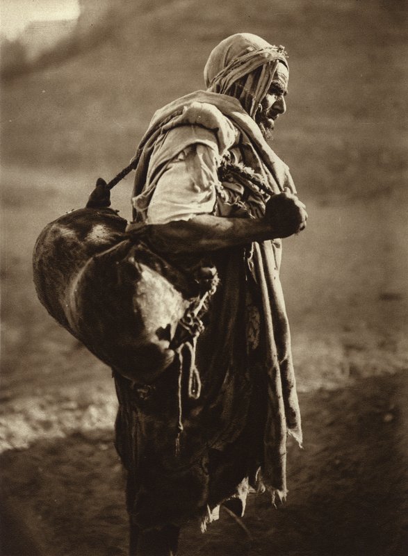 Tunis, przewoźnik wodny (zdjęcie czarno-białe) autorstwa European Photographer