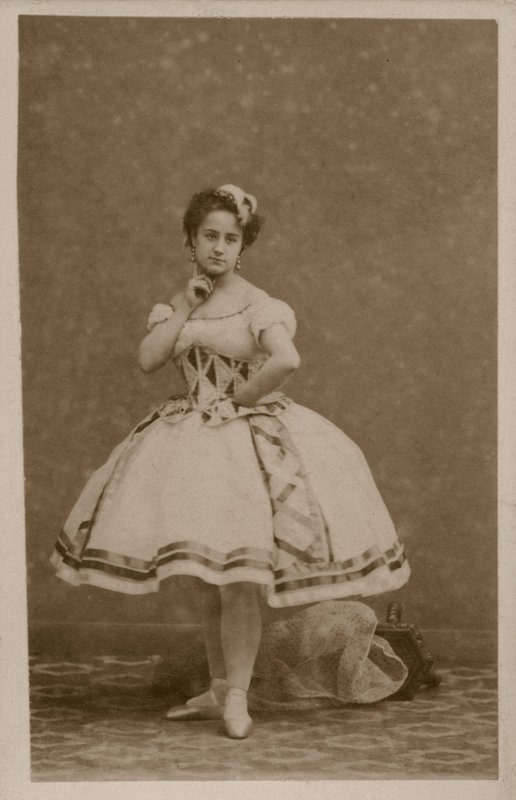 Portret tancerki (zdjęcie czarno-białe) autorstwa French Photographer