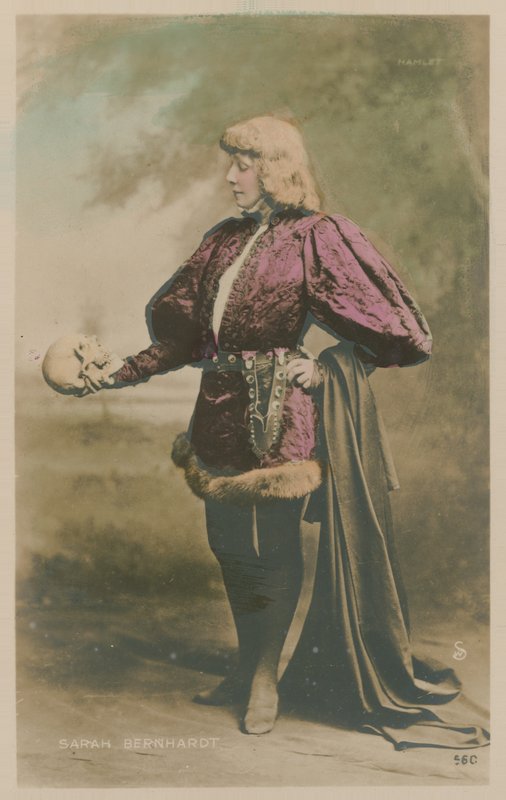Sarah Bernhardt w kostiumie jako Hamlet autorstwa French Photographer