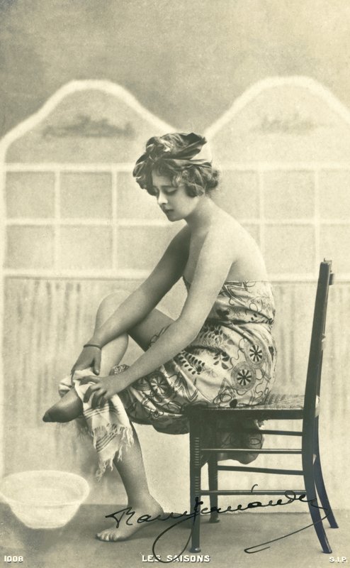 Kobieta w ręczniku kąpielowym (zdjęcie czarno-białe) autorstwa French Photographer