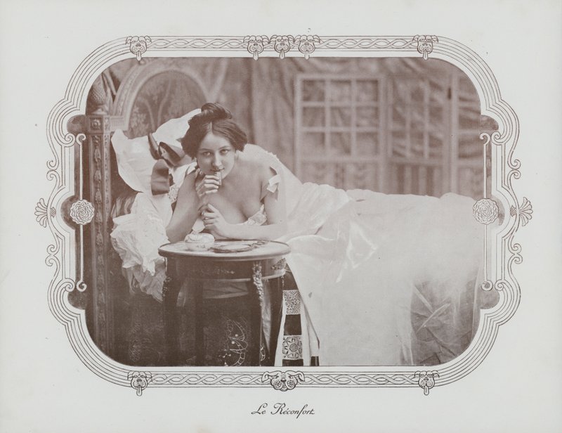 Kobieta relaksująca się w łóżku (zdjęcie czarno-białe) autorstwa French Photographer