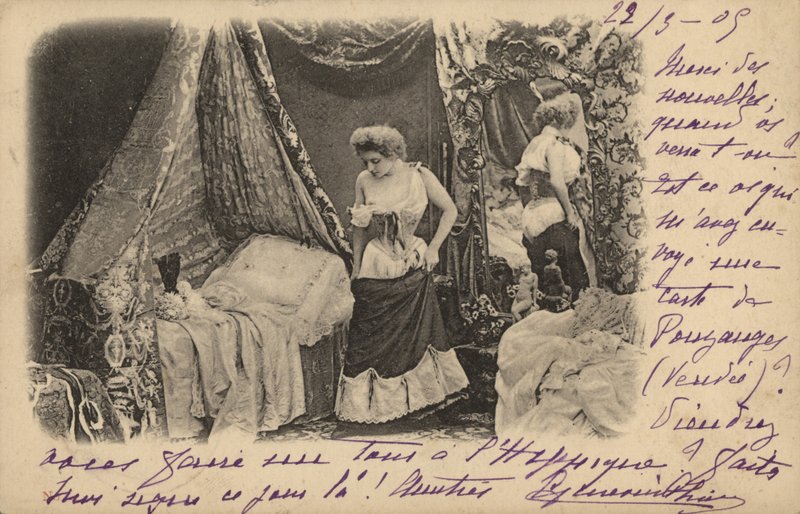 Kobieta rozbiera się w lustrze autorstwa French Photographer