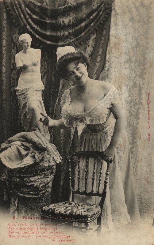 Kobieta z posągiem Wenus z Milo autorstwa French Photographer