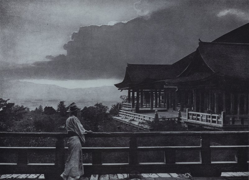 Moni ght at Kiyomizudera (b / w p hot) autorstwa Herbert Ponting