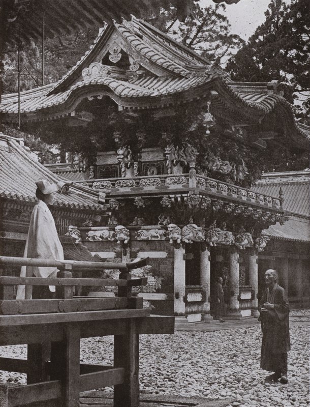The Yomei Gate at Nikko (b/w photo) autorstwa Herbert Ponting
