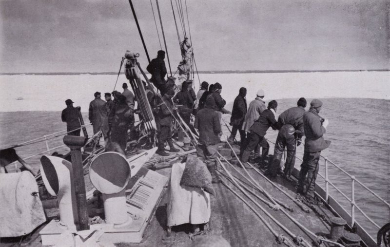 Podejście do paku lodowego (zdjęcie czarno-białe) autorstwa Herbert Ponting