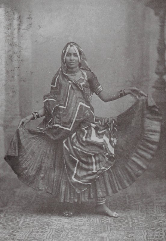 Bombaj: indyjski taniec w spódnicy (zdjęcie czarno-białe) autorstwa Indian photographer