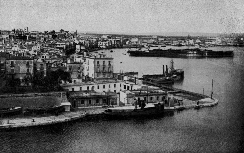 Taranto, Panorama starego miasta (zdjęcie czarno-białe) autorstwa Italian Photographer