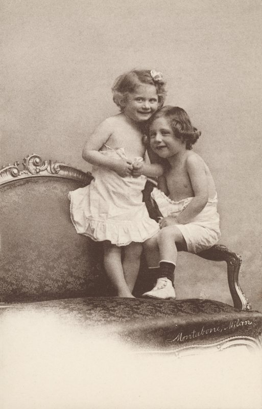 Dwoje roześmianych dzieci (zdjęcie czarno-białe) autorstwa Italian Photographer