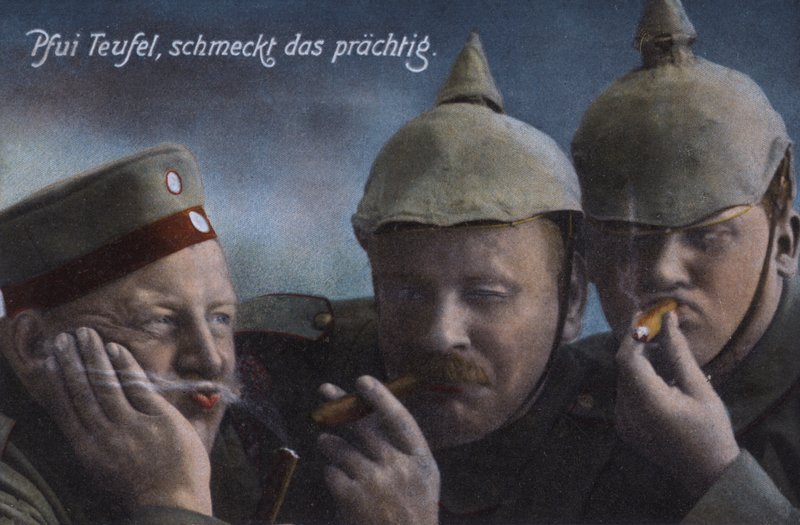 Niemieccy żołnierze zajadający się cygarami (kolorowe zdjęcie) autorstwa Photographer German