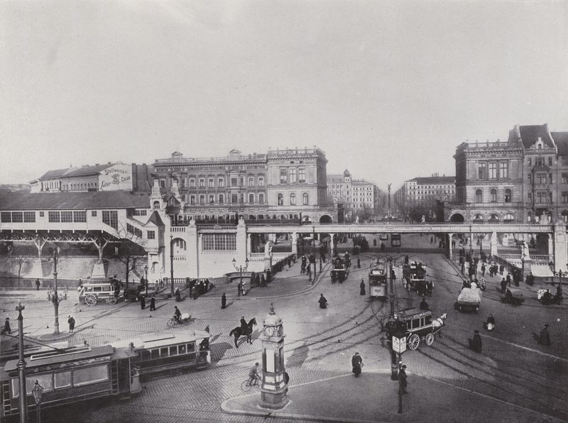Hallesches Tor z podwyższoną stacją kolejową (zdjęcie czarno-białe) autorstwa Photographer German