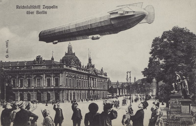 Sterowiec Zeppelin przelatujący nad Berlinem (zdjęcie czarno-białe) autorstwa Photographer German