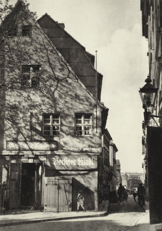 Berlin: „Drzewo orzechowe” (zdjęcie czarno-białe) autorstwa Sasha Stone