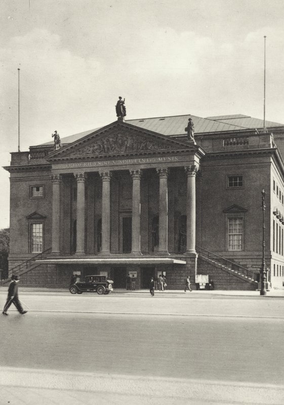 Berlin: Opera; Opera (zdjęcie czarno-białe) autorstwa Sasha Stone