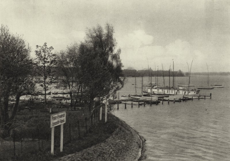Wannsee (zdjęcie czarno-białe) autorstwa Sasha Stone